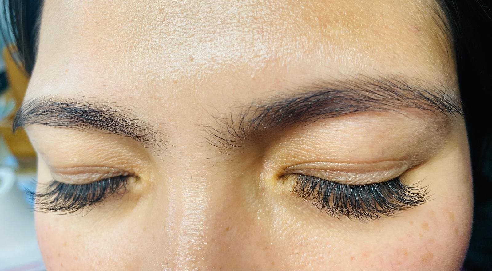 Full lash extensions on both eyes